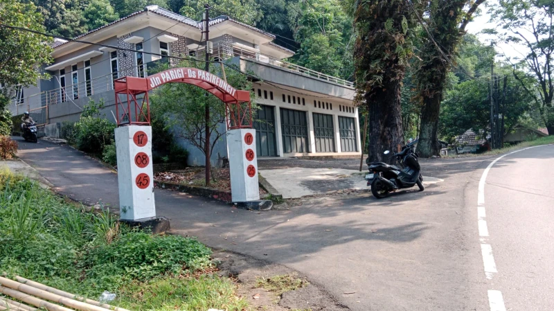 Gapura Merah putih Parigi